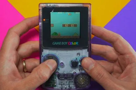 レトロゲーム機の「チープで正直な」デザインが再評価！Anbernic社『RG353V』が示す現代ガジェットへの新たな提案とは？