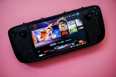 Valveが携帯型ゲーミングPC『Steam Deck OLED』の価格を大幅に引き上げ、上位モデルは従来の価格から300ドル値上げされプレミアムゲーミングPCに迫る価格帯に