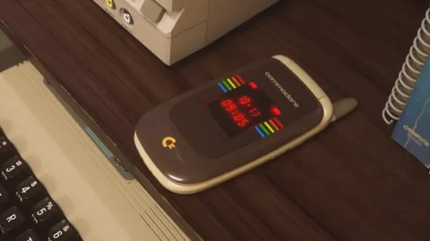 Commodoreがソーシャル機能排除の「Callback 8020」発表！ 2000年代フリップフォンデザインでデジタルデトックスを提案、高音質オーディオと高画質カメラ搭載で純粋な体験を追求