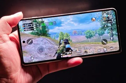 AIを活用したゲーム開発が急速に進む一方で、市場のトップは変わらず、業界内ではAIへの不信感も高まっている現状を解説する。『AIとVibe Codingが新たなゲームの洪水を引き起こしているが、必ずしも良質なゲームばかりではない』という状況について