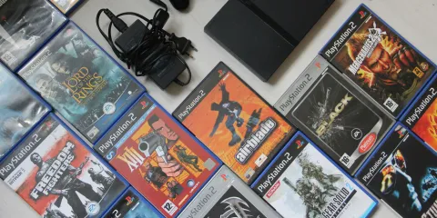 PlayStationが新作ゲームのディスク版製造終了発表後の沈黙を破り、新たなワイヤレスファイトスティック『FlexStrike』をプロモーションし、ファンから「No disc, no buy」の厳しい反応