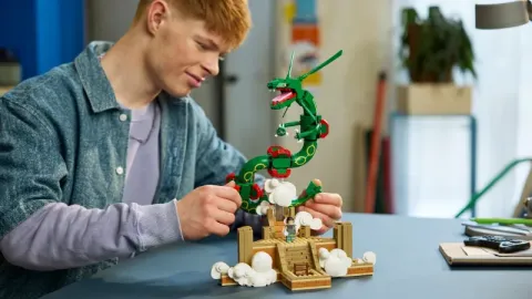 LEGOと『ポケットモンスター』のコラボレーションに新たな5種類のセットが追加！伝説のポケモン「レックウザ」やトレーナー「レッド」が登場し、ファン垂涎のラインナップに