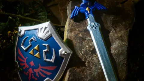 ハズブロが手掛ける『ゼルダの伝説』アクションフィギュア、初回ラインナップは『ブレス オブ ザ ワイルド』か『ティアーズ オブ ザ キングダム』か！？ マスターソードとハイリアの盾のティーザー画像から推測される初代フィギュアのヒントにファン期待高まる