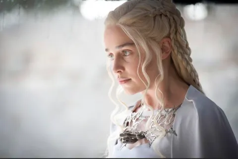 『ゲーム・オブ・スローンズ』新作舞台劇『The Mad King』で物語の根幹を揺るがす新事実が判明！狂王エイリス、レイガー、リアーナ、エリアの関係性や「約束された王子」の予言に驚きの新解釈が加わりファン騒然