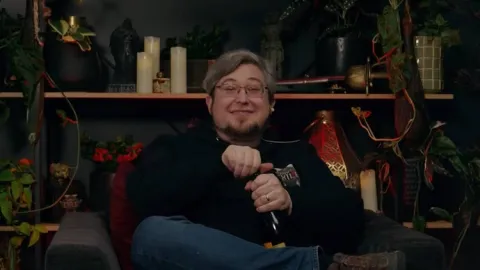 『Path of Exile 2』を悩ませた「デバイス削除問題」と「シェーダーコンパイル問題」がついに修正！ディレクターがシャンパンで祝杯を上げる快挙を発表