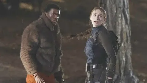 Amazon実写版ドラマシリーズ『Tomb Raider』の最新撮影現場写真が公開！ララがバイクで登場、ジップの姿も初披露され期待が高まる！