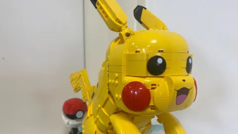 『ポケットモンスター』のレゴセット「ピカチュウとモンスターボール」が登場！ 精巧さと脆さ、そして度肝を抜くデザインの真実とは？