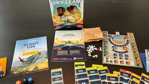 ドイツ年間ゲーム大賞受賞の2人用協力ゲーム『Sky Team』が熱い！言葉を交わさず旅客機を着陸させる究極の連携プレイを体験しよう