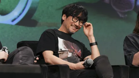小島秀夫監督の“本能的”行動がSNSを席巻！ラジオ番組でTシャツを投げ込んだ奇行から愛用香水までファンが徹底解明する一連の騒動とは？
