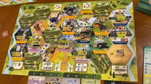 人気ボードゲーム『アーク・ノヴァ』の要素はそのままに、より手軽に楽しめる動物園経営ボードゲーム『Sanctuary』がFeuerland Spieleから発売！あなただけの理想の動物園を作り上げよう！