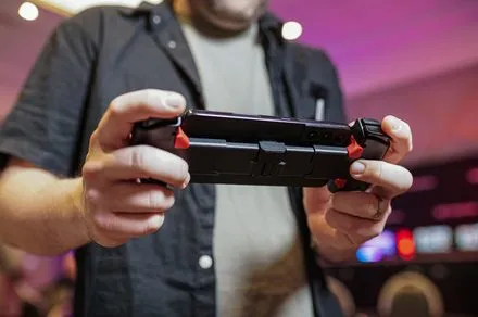 OnePlusが開発中のゲーミングハンドヘルドにMediaTek Dimensity 9500のカスタムバージョン搭載か？高性能と価格競争力に期待が高まる