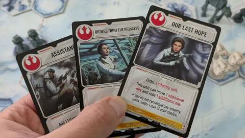 昨年大注目を集めたボードゲーム『Star Wars: Battle of Hoth』がスター・ウォーズの日に合わせて過去最安値に迫る大幅割引を実施中！ホスの戦いを追体験できる戦略性の高い一作です