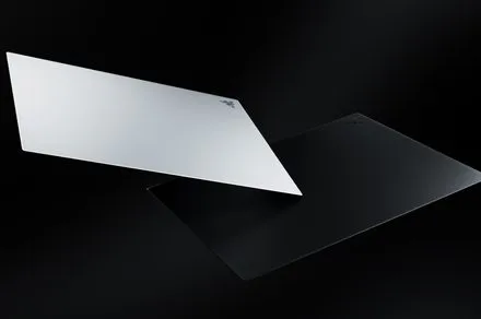 Razerがゲーマーの手首を労わる革新的な薄型ガラス製マウスパッド『Atlas Pro』を発表！その驚きの性能とは？