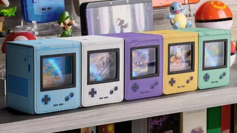 懐かしのゲームボーイデザインでポケモンカードを収納！ Venssu製コマンダーデッキケースがAmazonで期間限定15%オフセールを実施中、コレクションを飾り付けながら楽しめるファン垂涎のアイテムが登場