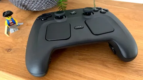 Valveが約10年ぶりの新型コントローラー『Steam Controller』を2026年5月4日に発売！充電機能やデザインが大幅に進化し、PCゲーム体験を再定義する可能性も