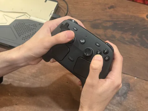 Valveの新型PCゲームパッド『Steam Controller』が発売開始30分で完売！Steam Deckの技術を継承した革新的な操作性でゲーマーの期待を大きく上回る