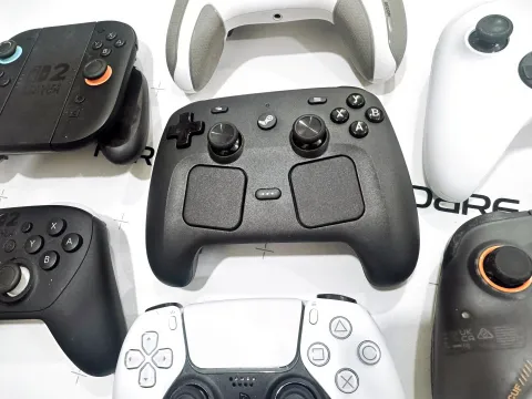 Valveの新型コントローラー「Steam Controller」が転売市場で高騰中！定価の3倍以上で取引され、ゲーマーの間で物議を醸す。独特な機能と「Steam Machine」の噂が加熱の背景か。